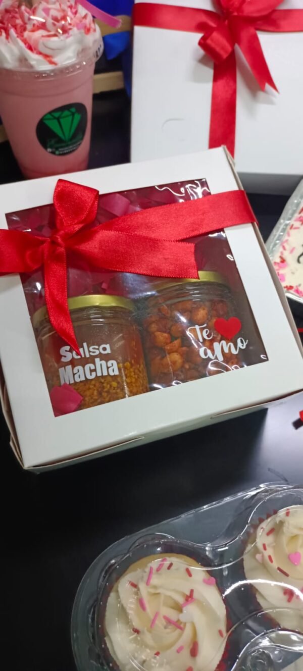 Caja con salsa macha